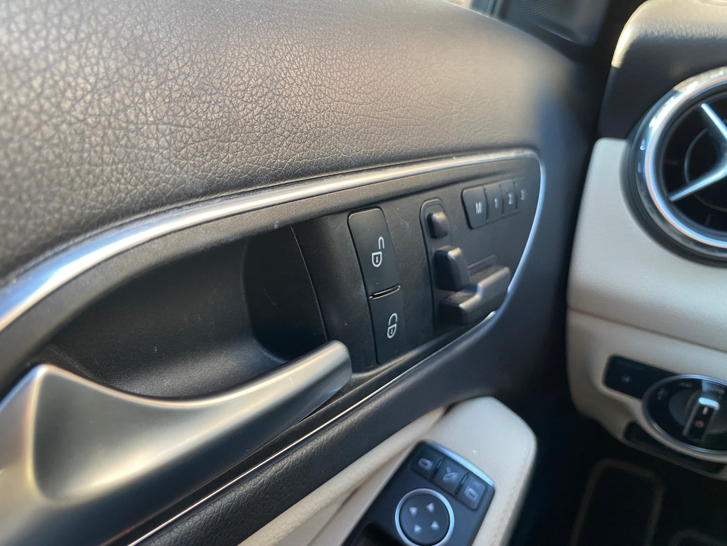 MERCEDES-BENZ GLA250 2015